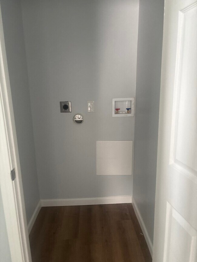 Building Photo - 4 bedroom 1 bath market rent and section 8