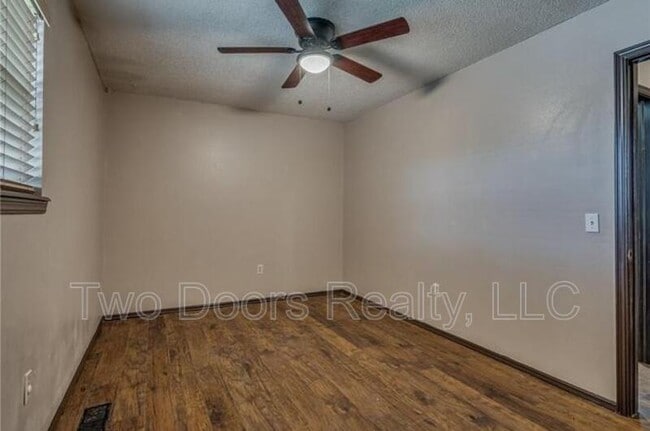 Building Photo - 801 Robin Hill Rd