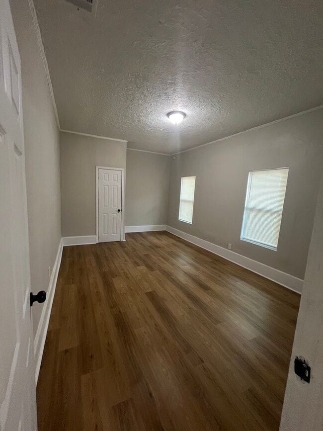 Building Photo - Plenty of Space!!