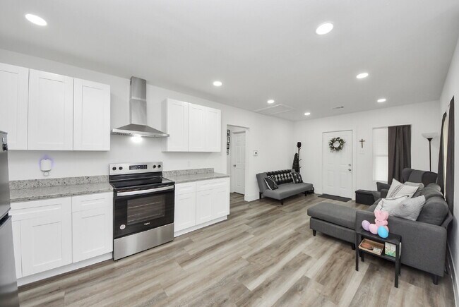 Building Photo - Historic Houston Charm with Modern Comfort Built In