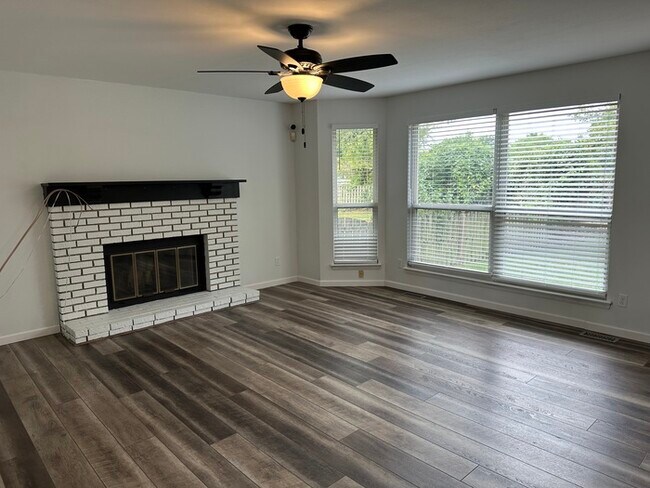 Building Photo - Beautiful 4Bedroom 2.5 bath 2 Car Garage I...