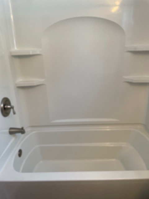 Shower/bathtub - 264 Lutz Rd