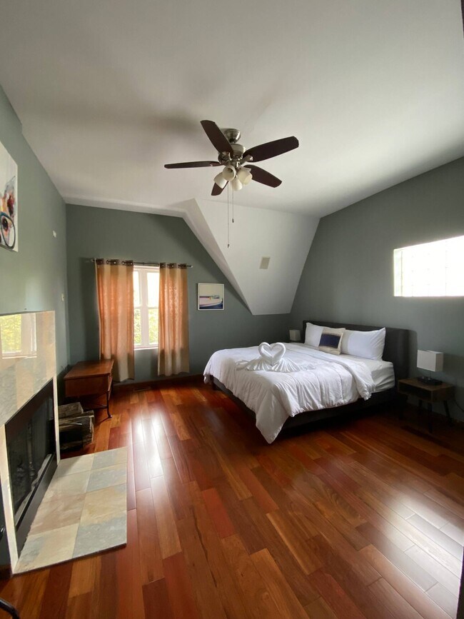 Building Photo - 419 E Oakwood Blvd