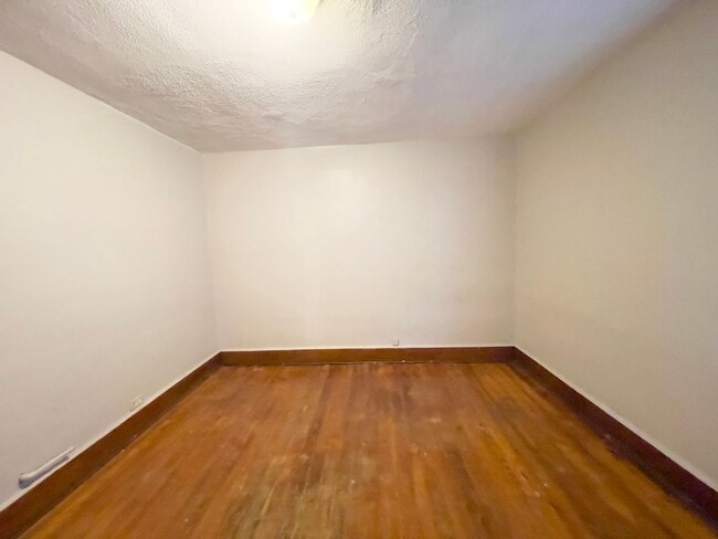 Building Photo - PRELEASING for AUGUST! Close to Campus: Washer and Dryer Included