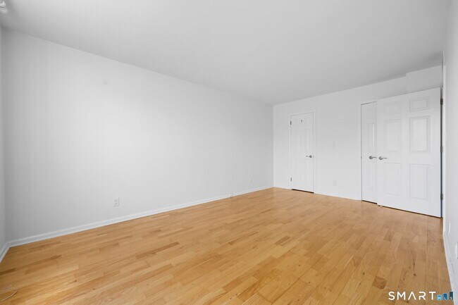 Building Photo - 140 Field Point Rd