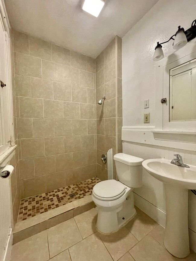 Building Photo - 4 Bed standalone AVAILABLE NOW! Half off A...