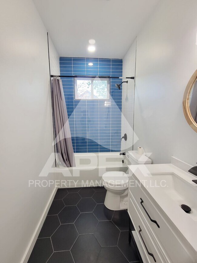 Building Photo - 3 Bd - 2 Ba Single family home mins from D...
