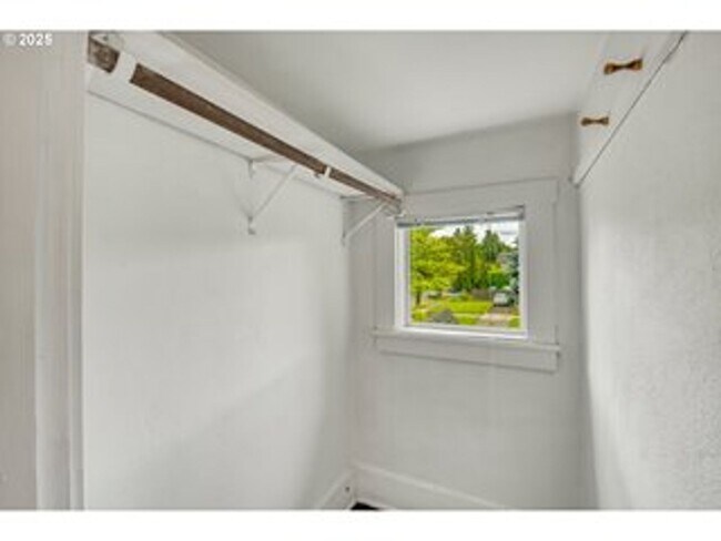 Building Photo - 1174000