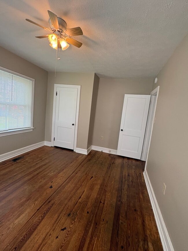 Building Photo - 2 Bed 1 Bath Single Family Brick Home!