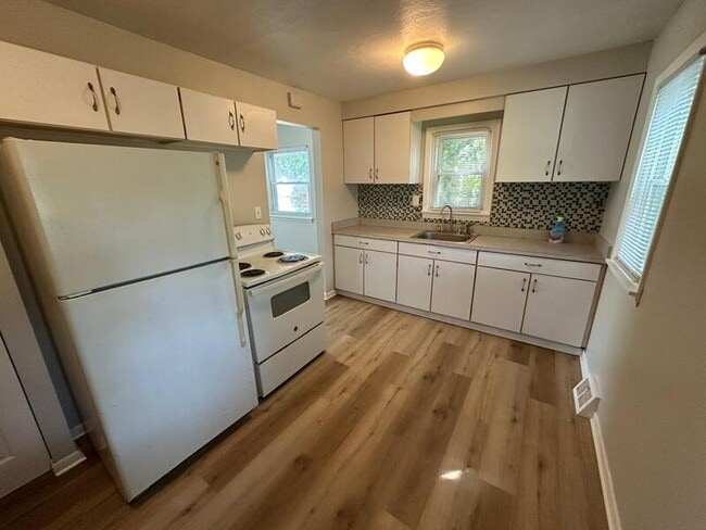 Building Photo - 26500 Drakefield Ave