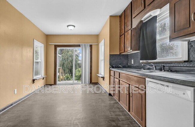Building Photo - 2416 Lawton Ave