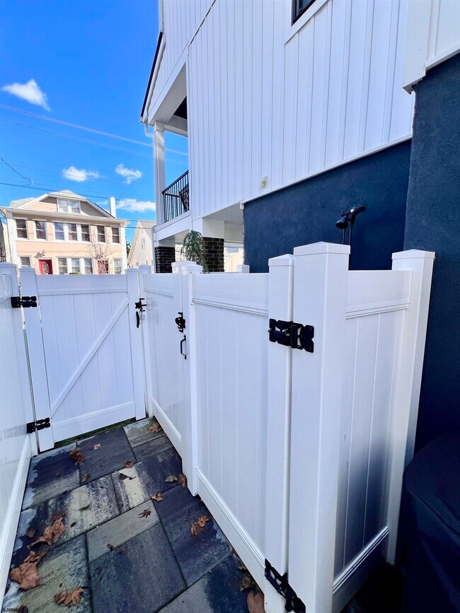 Building Photo - 16 A S Fredericksburg Ave