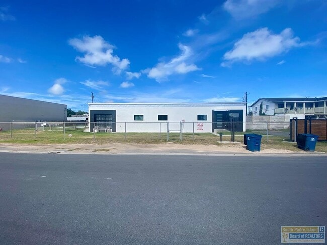 Building Photo - 711 S Shore Dr