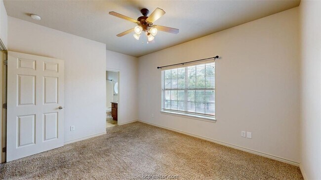 Building Photo - 211 Forest Dr Loop