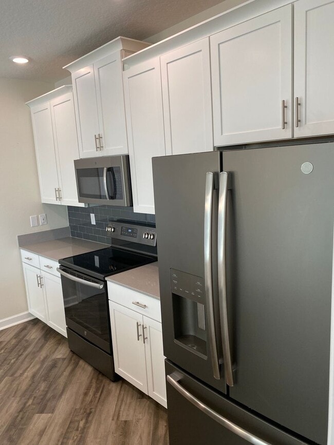 Building Photo - STOREY PARK - 3BR/2.5BA TOWNHOME WITH 2 CAR GARAGE