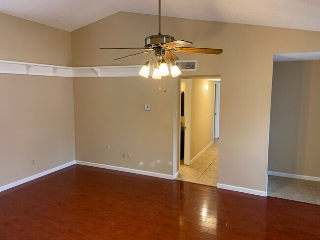Building Photo - 2501 Majestic Dr