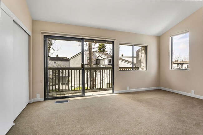 Building Photo - Beautiful townhome in North La Jolla! Avai...