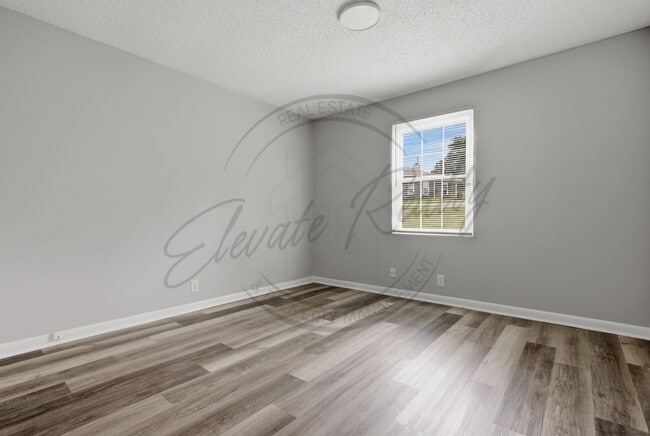 Building Photo - Two Bedroom Duplex in Hermitage with Back Deck!