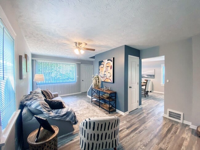 Building Photo - 3 Bed and 1 Bath Colonial for Rent in Oakwood Villiage!