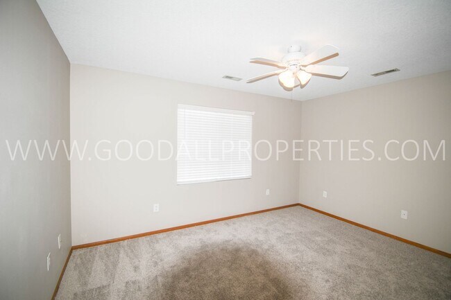 Building Photo - 3 bed 2.5 bath Single Family Home with fenced in yard!