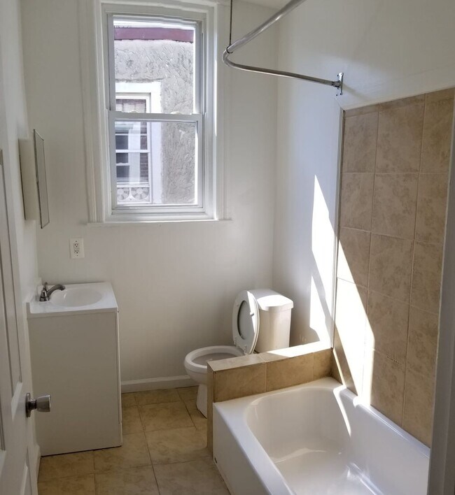 Building Photo - 5346 Webster St