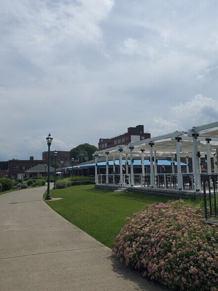 Building Photo - 217 3rd St