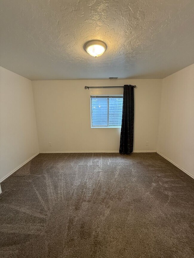 Building Photo - Dual-Living 6-Bed Rambler | 2 Kitchens & 2 Laundry Rooms!