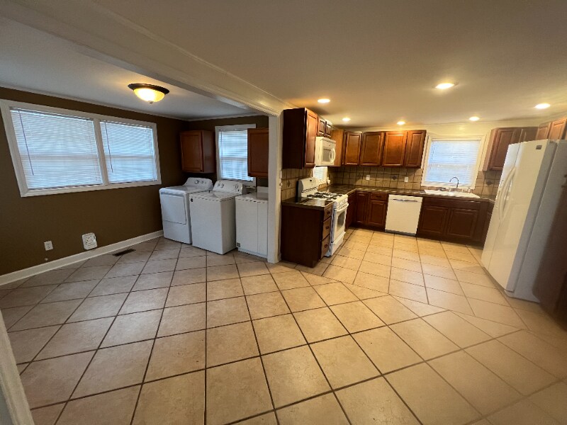 Building Photo - 80 18th Ave NW