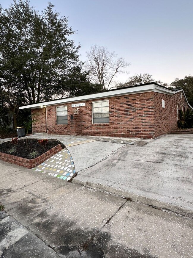 Building Photo - All Brick 4 bedroom 2 bath Northside Rental!