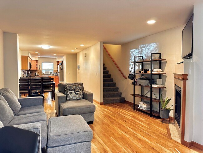 Building Photo - Modern 3BR | 2.5BA Townhome with Private T...