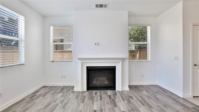 Building Photo - 2832 E Clementine Dr