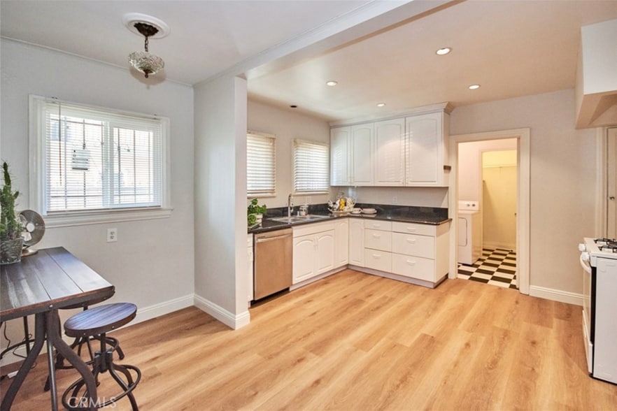 Kitchen - 6669 De Longpre Ave