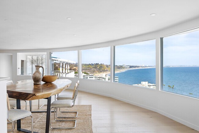 Building Photo - Blue Horizon House