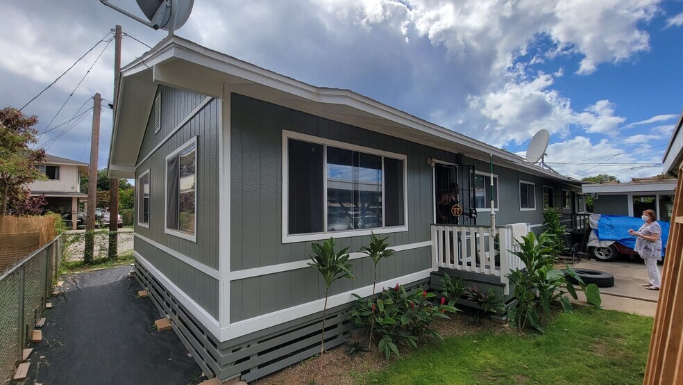 Beautiful siding and Modern Style - 85-794 Lihue St