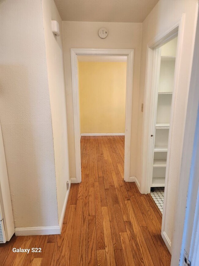 Building Photo - Beautiful 2 bedroom/1 bathroom home with a...