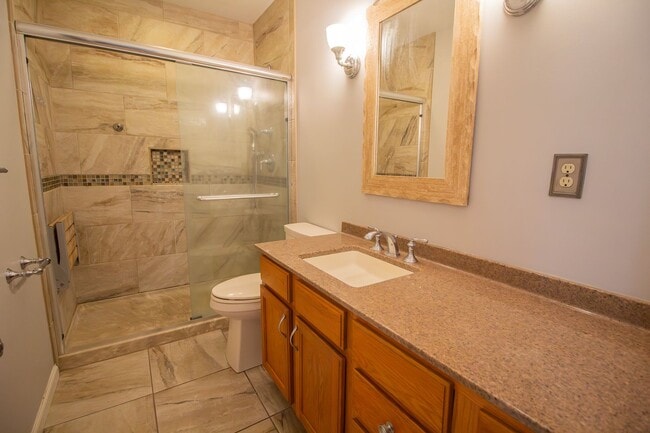 Building Photo - Most sought after Woodlawn area. 2BR 1BA