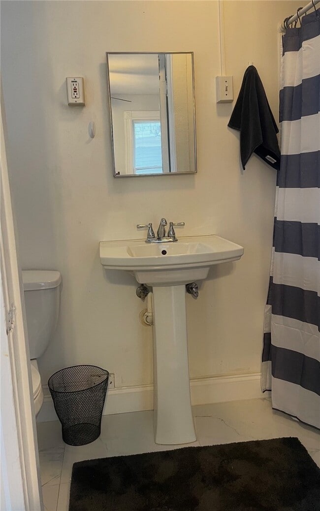 Building Photo - 21.5 Thayer St