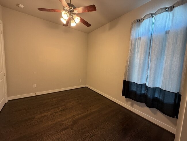 Building Photo - 641 Middle St