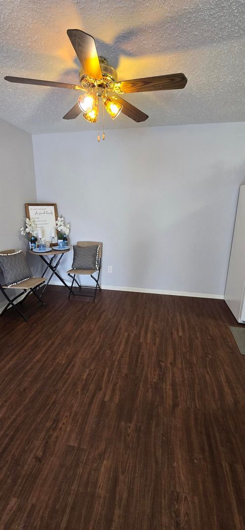 Building Photo - Renovated Two Bedroom Condo with Garage Space in Ladue School District