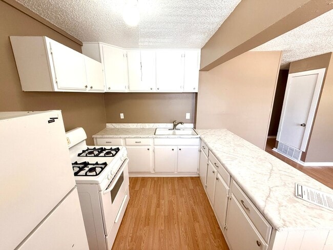 Building Photo - AVAILABLE NOW! 2 Bedroom / 1 Bath Duplex Near Brooks City Base!