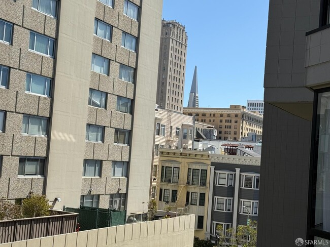 Building Photo - 900 Bush St