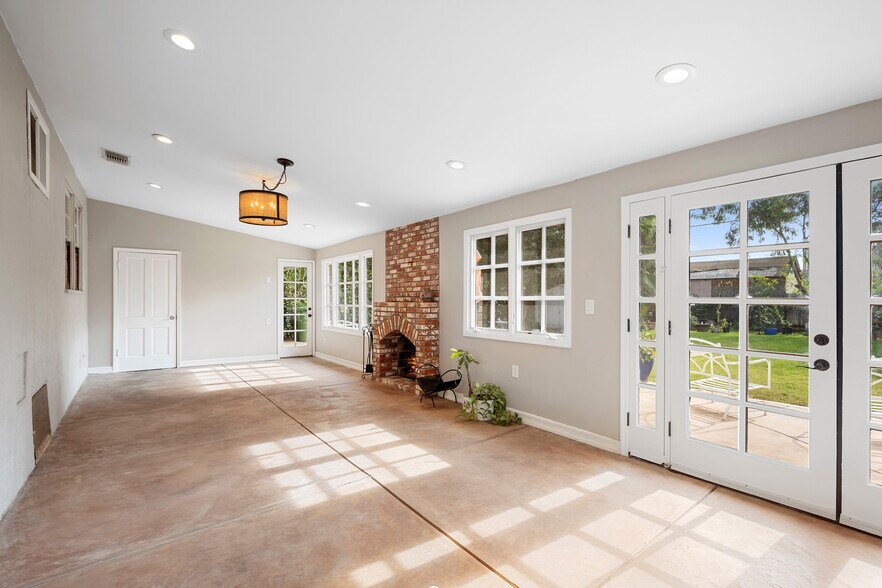 Building Photo - 16026 Valerio St