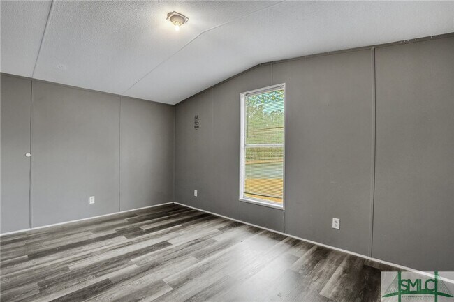 Building Photo - 3 Pine Rd