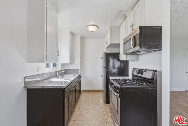 Building Photo - 5117 Crenshaw Blvd