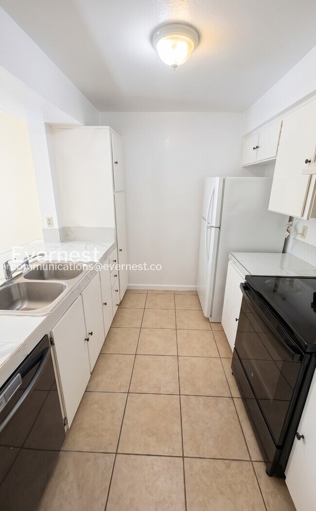 Building Photo - 914 Valley Run