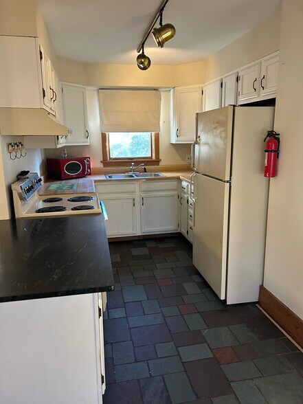 Primary Photo - 20 Curtis Ave