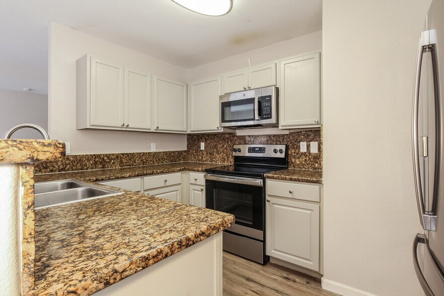Building Photo - 2613 S 71st Dr