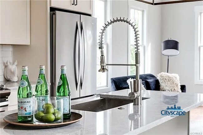 Building Photo - SWANKY 3 BEDROOM NEWER HOME IN HISTORIC CH...