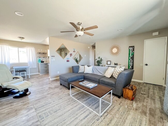 Building Photo - Joshua Tree Home with Desert Views