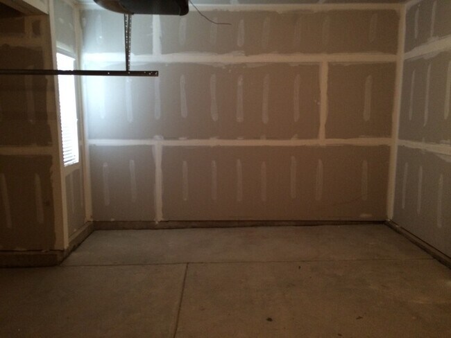 Building Photo - Stunning 3 Bed / 2.5 Bath 2-Story Home in ...